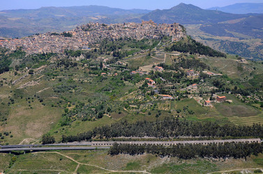 PAESAGGIO SICILIANO in provincia di Enna. Fotografie di Giulio Azzarello &copy;2014.
