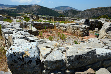 SEGESTA il sito archeologico il teatro greco e l acropoli. Panorami e particolari. Fotografie di Giulio Azzarello &copy;2014.