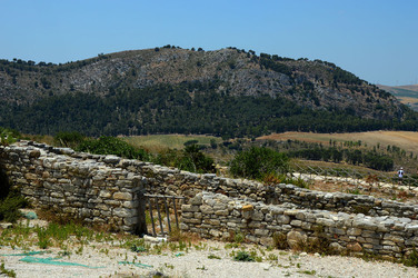 SEGESTA il sito archeologico il teatro greco e l acropoli. Panorami e particolari. Fotografie di Giulio Azzarello &copy;2014.