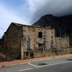 CAMMINANDO. Fotografie di Giulio Azzarello ©2024. CAMMINANDO. Fotografie di Giulio Azzarello ©2024.