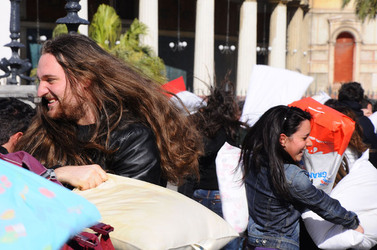 LOTTA DI CUSCINI flash mob fotografie di Giulio Azzarello ©2014. LOTTA DI CUSCINI flash mob fotografie di Giulio Azzarello ©2014.