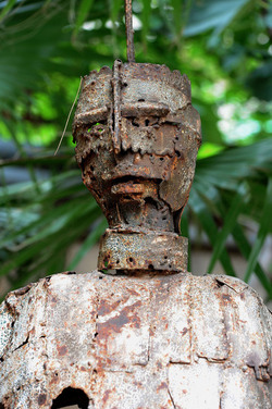ANGELO DENARO pittore artista siciliano con la sua scultura di ferro. Fotografie di Giulio Azzarello &copy;2014.