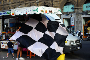 I TIFOSI DEL PALERMO CALCIO in piazza per festeggiare. Fotografie di Giulio Azzarello ©2014. I TIFOSI DEL PALERMO CALCIO in piazza per festeggiare. Fotografie di Giulio Azzarello ©2014.