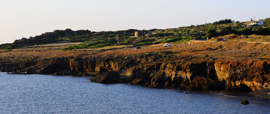 ISOLA DI USTICA la costa. Fotografie di Giulio Azzarello &copy;2016.