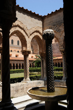 MONREALE in Sicilia con il suo Duomo e il Chiostro panoramiche e particolari. Fotografie di Giulio Azzarello &copy;2014.