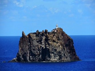 STROMBOLI fotografie di Giulio Azzarello ©2020. STROMBOLI fotografie di Giulio Azzarello ©2020.