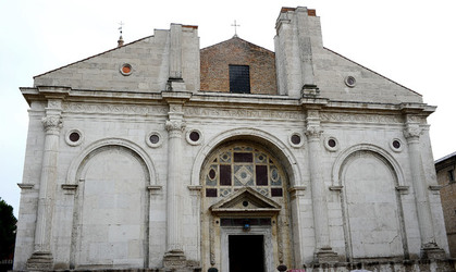 TEMPIO MALATESTIANO e SPIAGGIA di Rimini. Fotografie di Giulio Azzarello &copy;2016.