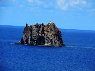 STROMBOLI fotografie di Giulio Azzarello ©2020. STROMBOLI fotografie di Giulio Azzarello ©2020.