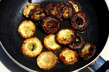 SAPORI zucchine fritte della tipica e tradizionale cucina siciliana. Fotografie di Giulio Azzarello &copy; 2014.