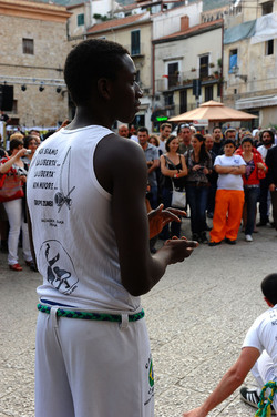 DANZE BRASILIANE E DANZATORI MULTIETNICI a Monreale in Sicilia. Fotografie di Giulio Azzarello &copy;2014.