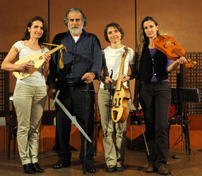 CARLO MAGNO spettacolo epico di e con Mimmo Cuticchio. Fotografie di Giulio Azzarello &copy;2014.