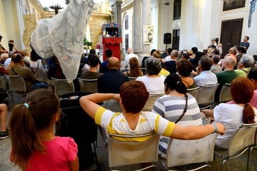 BRUNO LEONE Pulcinella. Fotografie di Giulio Azzarello ©2020. BRUNO LEONE Pulcinella. Fotografie di Giulio Azzarello ©2020.