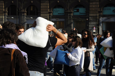 LOTTA DI CUSCINI flash mob fotografie di Giulio Azzarello ©2014. LOTTA DI CUSCINI flash mob fotografie di Giulio Azzarello ©2014.