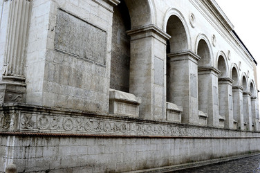 TEMPIO MALATESTIANO e SPIAGGIA di Rimini. Fotografie di Giulio Azzarello &copy;2016.