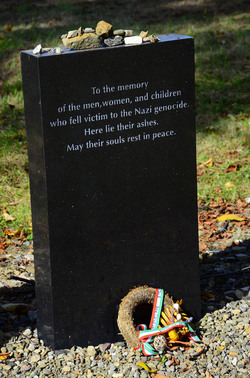 AUSCHHWITZ BIRKENAU le lapidi della memoria. Fotografie di Giulio Azzarello &copy;2016.
