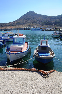Il PORTO DI FAVIGNANA in Sicilia visioni panoramiche o particolari. Fotografie di Giulio Azzarello &copy;2014.