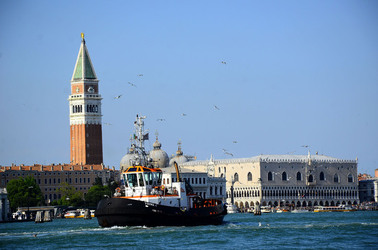 LUNGOMARE di VENEZIA. Fotografie di Giulio Azzarello &copy;2016.