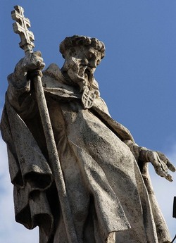 LE SCULTURE DI SAN PIETRO sopra il colonnato a Roma. Fotografie di Giulio Azzarello &copy;2014.