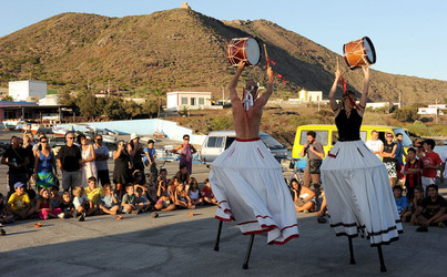 TRAMPOLIERI A LINOSA in Sicilia tutti i momenti dello spettacolo. Fotografie di Giulio Azzarello &copy;2014.