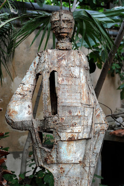 ANGELO DENARO pittore artista siciliano con la sua scultura di ferro. Fotografie di Giulio Azzarello &copy;2014.