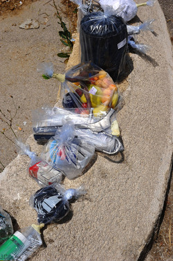 DISCARICA abusiva nei pressi del comune e paese di Monreale in Sicilia. Fotografie di Giulio Azzarello &copy;2014.