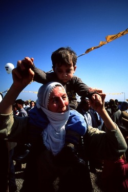 NEWROZ marzo 2001. Curdistan turco. Fotografie di Giulio Azzarello ©2001 2022. NEWROZ marzo 2001. Curdistan turco. Fotografie di Giulio Azzarello ©2001 2022.