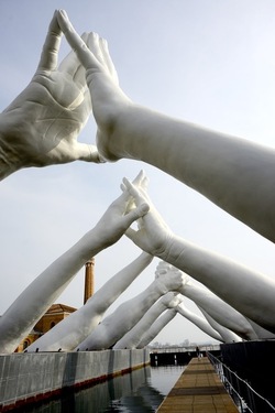 LE MANI DI LORENZO QUENN Biennale di Venezia. Fotografie di Giulio Azzarello &copy;2020.