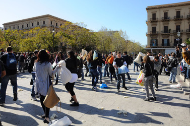 LOTTA DI CUSCINI flash mob fotografie di Giulio Azzarello ©2014. LOTTA DI CUSCINI flash mob fotografie di Giulio Azzarello ©2014.