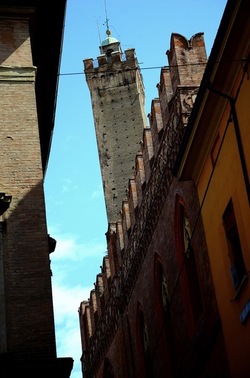 BOLOGNA centro storico. Fotografie di Giulio Azzarello &copy;2018.