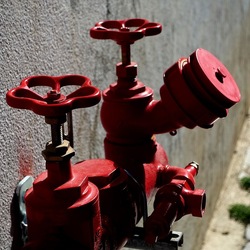 ROSSO. Fotografie di Giulio Azzarello &copy;2022.