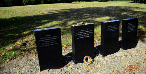 AUSCHHWITZ BIRKENAU le lapidi della memoria. Fotografie di Giulio Azzarello &copy;2016.