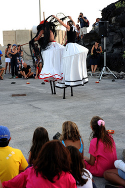 TRAMPOLIERI A LINOSA in Sicilia tutti i momenti dello spettacolo. Fotografie di Giulio Azzarello &copy;2014.