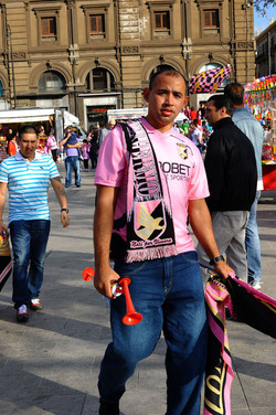 I TIFOSI DEL PALERMO CALCIO in piazza per festeggiare. Fotografie di Giulio Azzarello ©2014. I TIFOSI DEL PALERMO CALCIO in piazza per festeggiare. Fotografie di Giulio Azzarello ©2014.