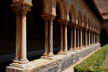 MONREALE in Sicilia con il suo Duomo e il Chiostro panoramiche e particolari. Fotografie di Giulio Azzarello &copy;2014.