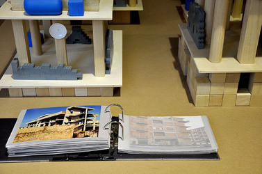 ANNE CLEMENCE de GROLEE e una sua installazione. Fotografie di Giulio Azzarello &copy;2014.