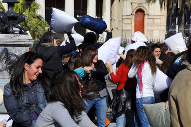 LOTTA DI CUSCINI flash mob fotografie di Giulio Azzarello ©2014. LOTTA DI CUSCINI flash mob fotografie di Giulio Azzarello ©2014.
