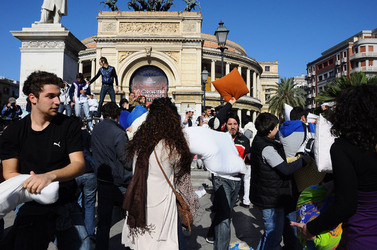 LOTTA DI CUSCINI flash mob fotografie di Giulio Azzarello ©2014. LOTTA DI CUSCINI flash mob fotografie di Giulio Azzarello ©2014.