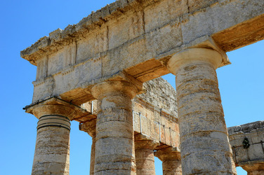 SEGESTA il sito archeologico il teatro greco e l acropoli. Panorami e particolari. Fotografie di Giulio Azzarello &copy;2014.