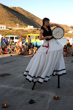TRAMPOLIERI A LINOSA in Sicilia tutti i momenti dello spettacolo. Fotografie di Giulio Azzarello &copy;2014.