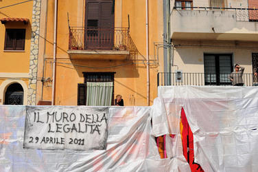 IL MURO DELL ANTIMAFIA e della legalit&agrave; a Partinico in Sicilia. Fotografie di Giulio Azzarello &copy;2014.