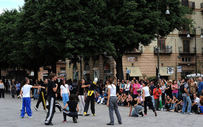 DANZE URBANE contemporanee per le vie di Palermo. Fotografie di Giulio Azzarello &copy;2014.