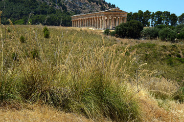 SEGESTA il sito archeologico il teatro greco e l acropoli. Panorami e particolari. Fotografie di Giulio Azzarello &copy;2014.