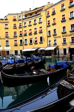 VENEZIA fotografie di Giulio Azzarello &copy;2022.