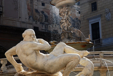 PIAZZA PRETORIA a Palermo panoramiche e particolari. Fotografie di Giulio Azzarello &copy;2014.