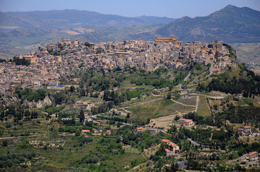PAESAGGIO SICILIANO in provincia di Enna. Fotografie di Giulio Azzarello &copy;2014.