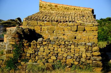 ISOLA DI USTICA pietre. Fotografie di Giulio Azzarello &copy;2016.