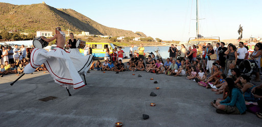 TRAMPOLIERI A LINOSA in Sicilia tutti i momenti dello spettacolo. Fotografie di Giulio Azzarello &copy;2014.
