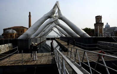 LE MANI DI LORENZO QUENN Biennale di Venezia. Fotografie di Giulio Azzarello &copy;2020.
