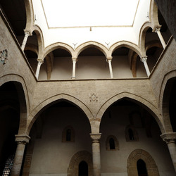 LOGGIATO arabo normanno allo Steri di Palermo. Fotografie di Giulio Azzarello &copy;2014.