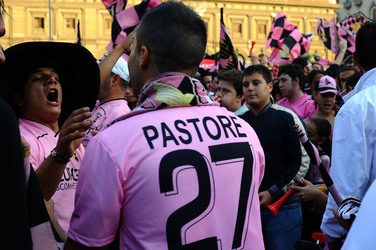 I TIFOSI DEL PALERMO CALCIO in piazza per festeggiare. Fotografie di Giulio Azzarello ©2014. I TIFOSI DEL PALERMO CALCIO in piazza per festeggiare. Fotografie di Giulio Azzarello ©2014.